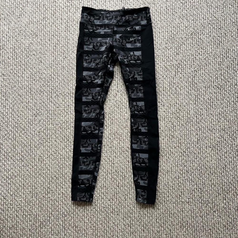 Nike Black and Gray Patterned Leggings